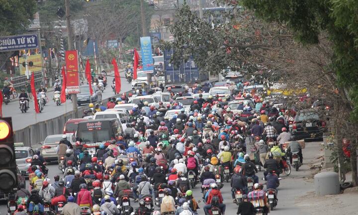Hàng vạn người đổ về sau Tết, cửa ngõ Thủ đô tắc cứng
