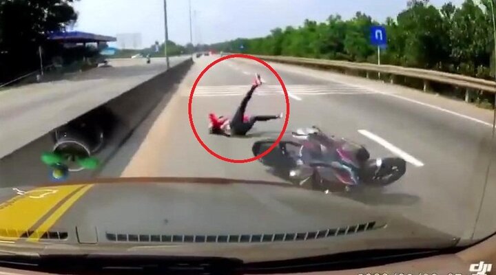 Clip: Xe khách nghênh ngang tấp vào lề đón khách, gây họa thảm khốc cho xe máy
