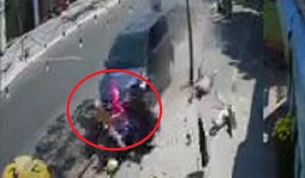 Clip: Ô tô 'điên' tông nát 2 xe máy, hất văng nhiều người ở Vũng Tàu