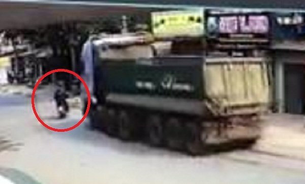 Clip: Xe tải phanh cháy lốp tránh xe máy sang đường kiểu cảm tử