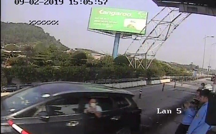 Khởi tố kẻ lái ô tô đâm cọc tiêu vượt trạm thu phí BOT Bến Thủy 2