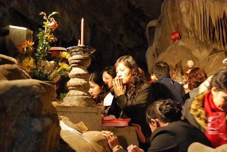 Thực hư câu chuyện cầu con linh nghiệm tại chùa Hương