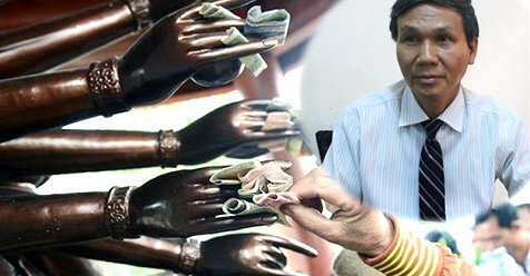 Rải tiền lẻ trong đền chùa: Con người đang 'đút lót, mặc cả' với thần linh