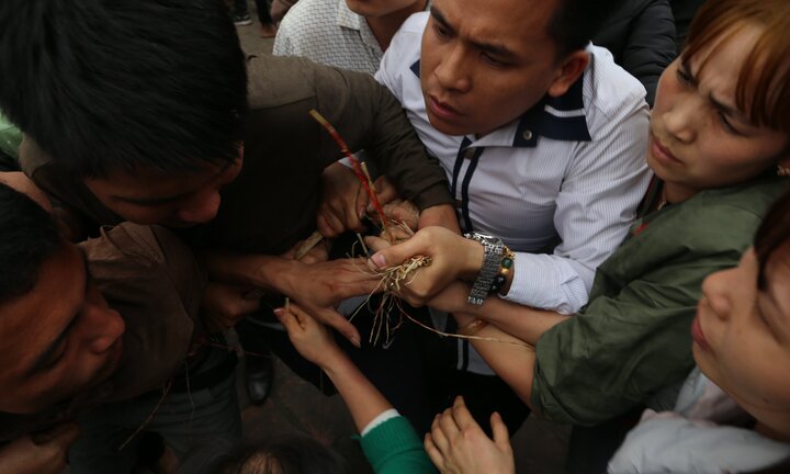 Video: Hàng trăm thanh niên lao vào tranh giành manh chiếu mong sinh con trai ở hội 'Đúc Bụt' Vĩnh Phúc