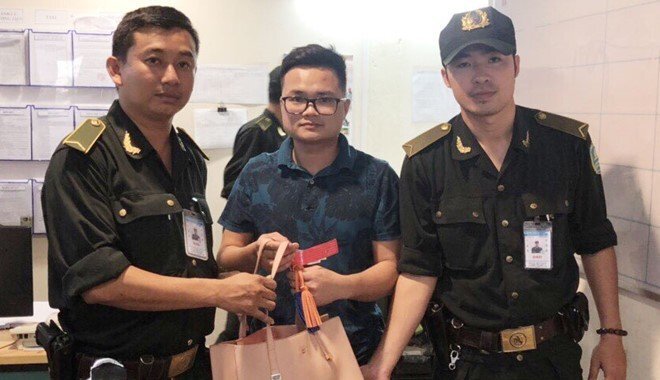 Tài xế taxi lấy túi xách khách để quên ở sân bay Đà Nẵng