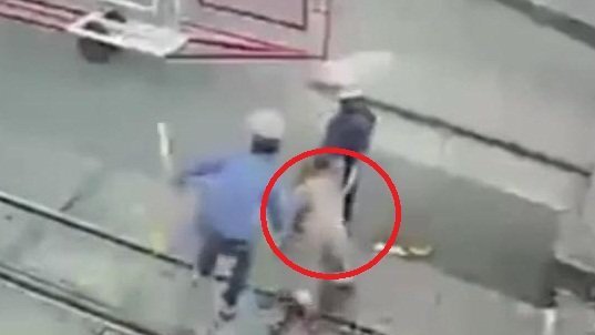 Clip 2 nữ nhân viên gác chắn cứu mạng cụ bà trước đầu tàu hỏa gây bão mạng