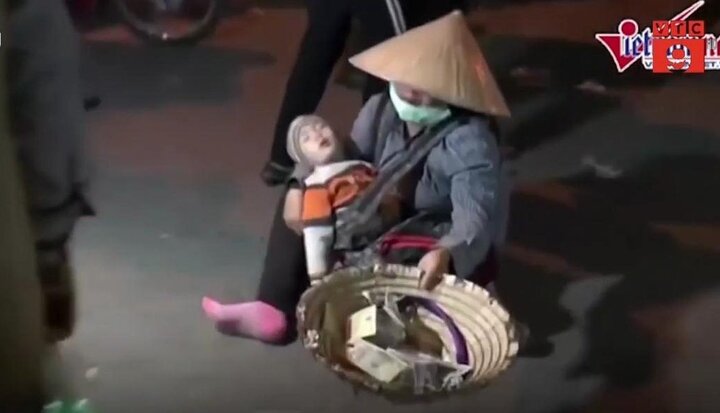 Clip: Ngán ngẩm cảnh ăn xin mặc rách rưới, lê lết xin tiền ở chợ Viềng