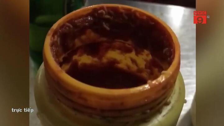 Clip: Lọ tương ớt của quán ăn lúc nhúc giòi khiến thực khách khiếp đảm