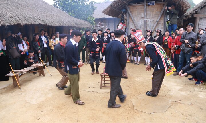 Video: Người dân tộc Dao nhảy bắt ba ba, múa kiếm cầu mưa thuận gió hòa trong lễ Tết nhảy truyền thống