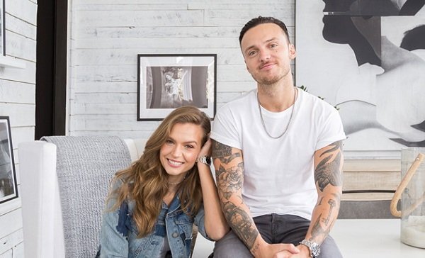 Tình yêu cổ tích của thiên thần Victoria's Secret và hôn phu ca sĩ