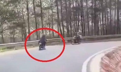 Clip: Phóng nhanh khi ôm cua đổ đèo, xe máy suýt lao xuống vực