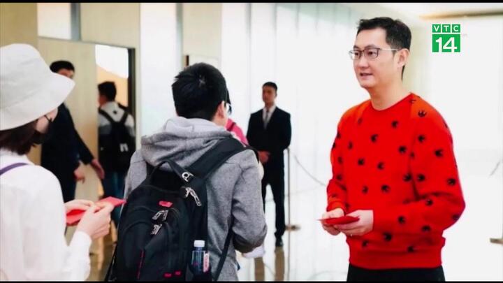 Nhân viên xếp hàng 12 giờ để nhận lì xì từ tỷ phú giàu thứ hai Trung Quốc