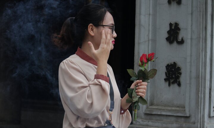Nam nữ mang hoa hồng tới chùa cầu duyên ở Hà Nội ngày Valentine