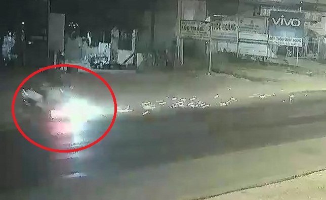 Clip: Exciter phóng điên cuồng, đâm văng 2 xe máy rồi trượt trên mặt đường tóe lửa