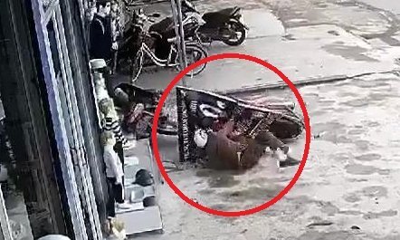 Clip: 'Ma men' lái xe máy xuyên thủng biển quảng cáo