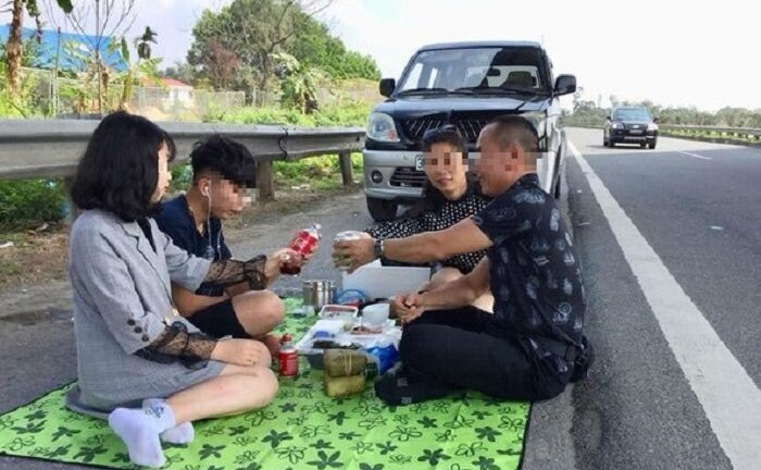 Phạt 5,5 triệu đồng với tài xế dừng xe, mở tiệc trên cao tốc Nội Bài - Lào Cai