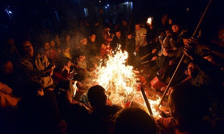 Video: Dân Thủ đô đổ xô 'xin đỏ' đầu năm trong đêm