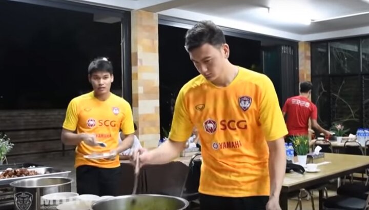 Video: Cận cảnh bữa ăn của Văn Lâm ở Muangthong United