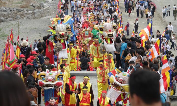 Cận cảnh nghi thức rước nước tại ngôi chùa lớn nhất thế giới ở Hà Nam