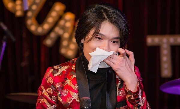 Quang Trung bật khóc như đứa trẻ khi bị fan trêu chọc