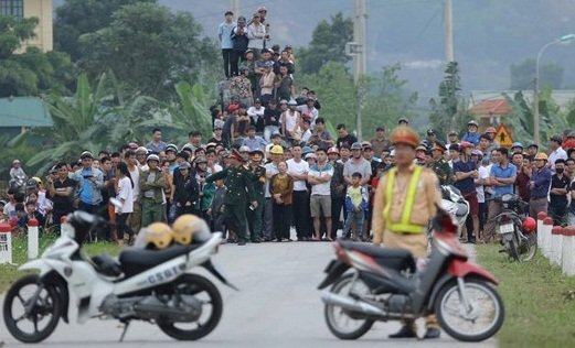 Dân kéo nhau đi xem bắt kẻ ôm lựu đạn cố thủ: Ngán ngẩm thói hiếu kỳ của người Việt