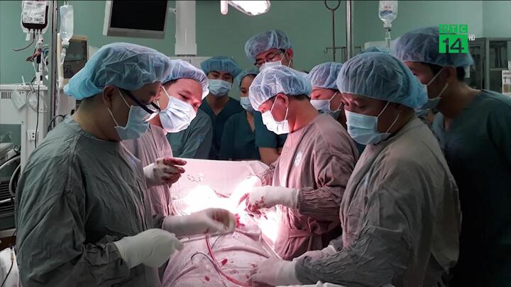 Buồn chuyện tình cảm, người đàn ông tự đâm thấu tim