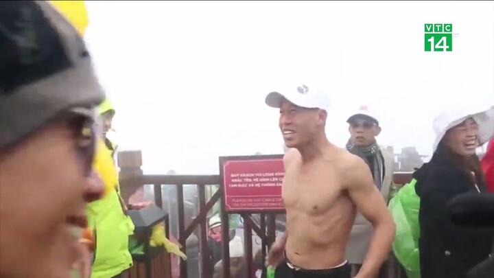 Clip: Du khách cởi trần nghịch tuyết trên đỉnh Fansipan