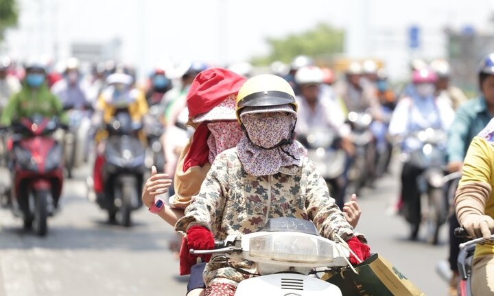 Nắng nóng kỷ lục sẽ tấn công dồn dập TP.HCM tới giữa tháng 3