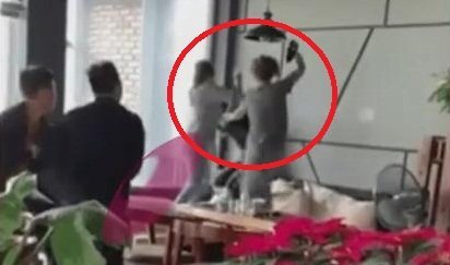 Xôn xao clip chị chồng xông vào đánh ghen hộ em dâu