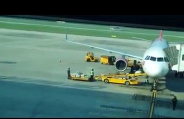 Ném hàng hóa của hành khách, nhân viên ở sân bay Đà Nẵng bị cảnh cáo
