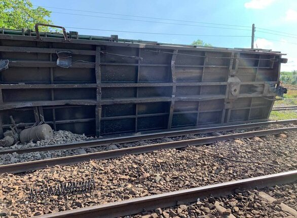 Tàu hỏa lật nghiêng ở Bình Thuận, đường sắt Bắc - Nam tê liệt