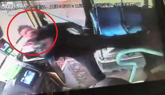 Clip: Quát tháo tài xế xe buýt, gã say bị hành khách song phi ngã dúi dụi