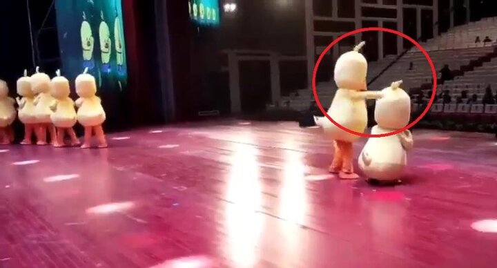 Clip: Quên động tác khi biểu diễn trên sân khấu và phản ứng hài té ghế của đồng đội