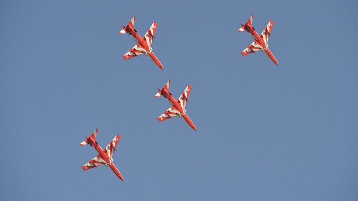 Hai máy bay đâm vào nhau trên không trung, phi công bung dù thoát hiểm trong gang tấc