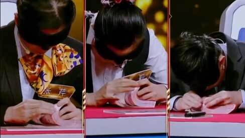 Video: Nhân viên thu ngân Trung Quốc bịt mắt thi… đếm tiền