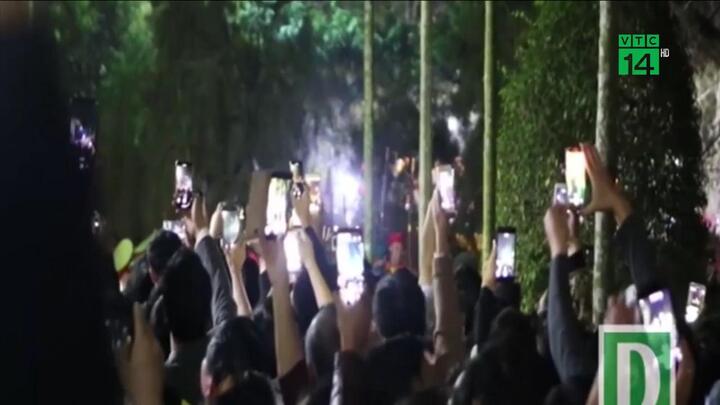 Video: 'Mưa tiền' tái diễn tại lễ hội khai ấn đền Trần