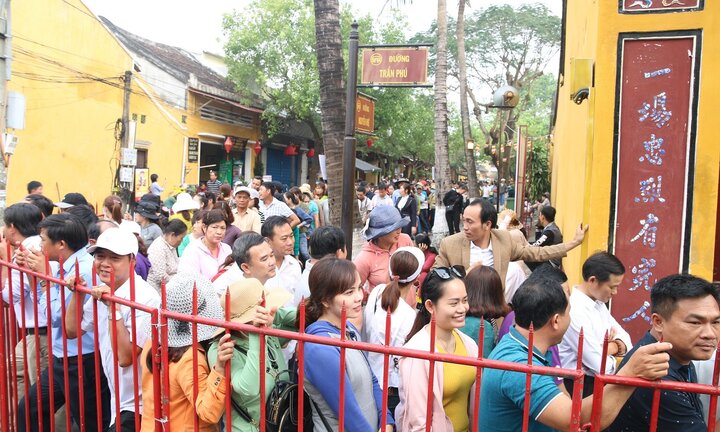 Ảnh: Người dân xếp hàng dài cả cây số chờ vía chùa Ông ở phố cổ Hội An