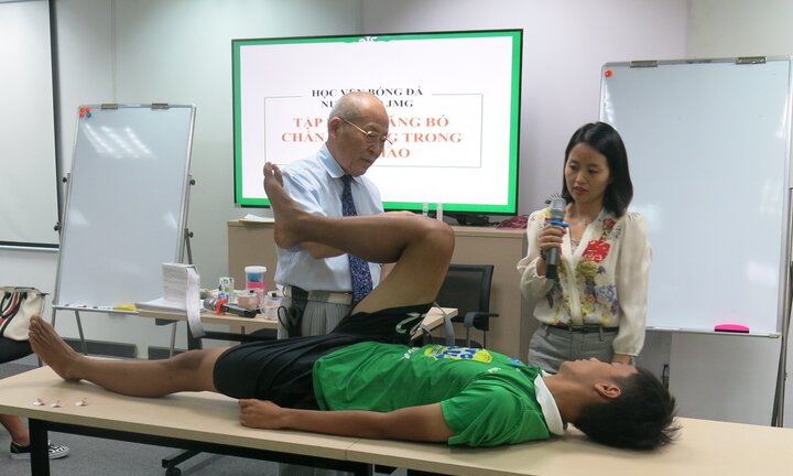 Bác sĩ Nhật hướng dẫn trị liệu chấn thương cho học viện bóng đá NutiFood JMG