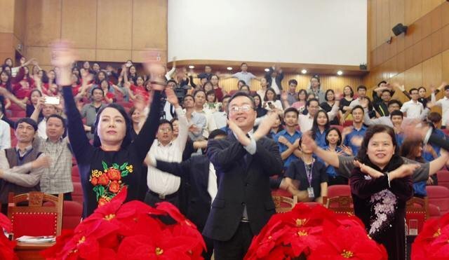 Bộ trưởng Nguyễn Thị Kim Tiến cùng các đại biểu tập thể dục giữa giờ giải lao