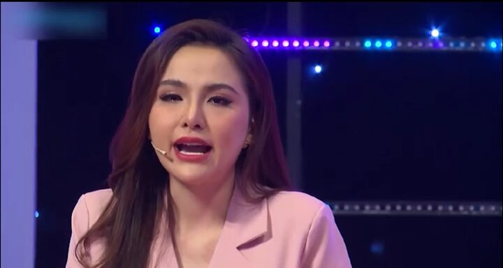 Hoa hậu Diễm Hương khóc nức nở xin lỗi mẹ sau 4 năm bị gia đình từ mặt