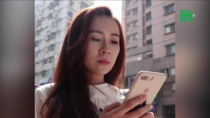 Hay dùng điện thoại dưới trời nắng, cô gái suýt thủng giác mạc