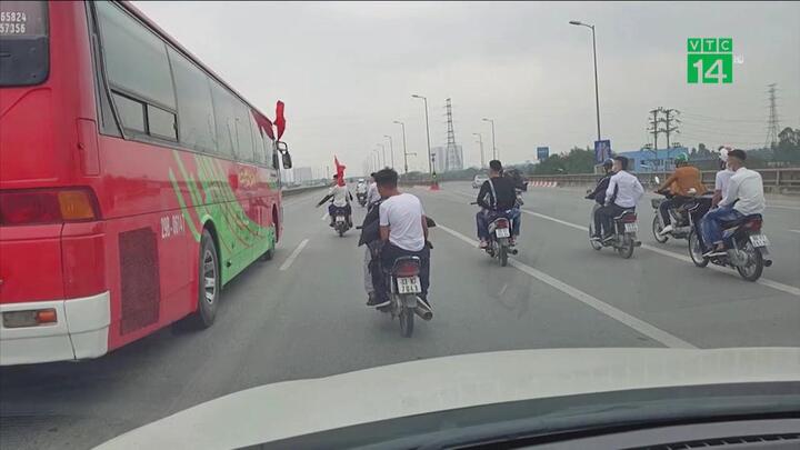 Phản cảm cảnh hàng chục xe máy đi vào đường cấm, chặn ô tô để tiễn bạn nhập ngũ