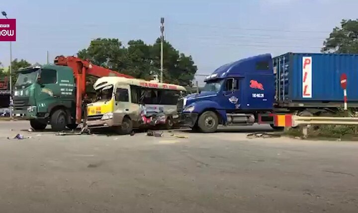 Clip: Hiện trường container, xe tải, xe khách đâm nhau liên hoàn trên đại lộ Thăng Long
