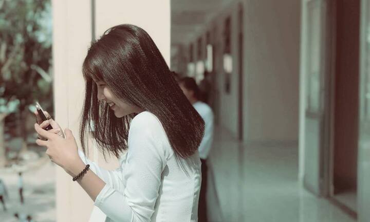 Ảnh: Nữ sinh Long An 'gây bão' mạng sau bức hình chụp lén