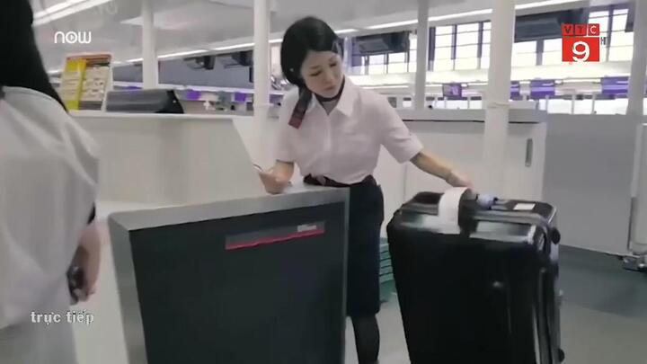 Nhân viên sân bay Nhật Bản nâng niu hành lý của khách như nâng trứng
