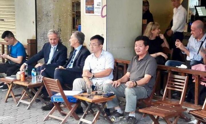 Hình ảnh Tổng thống Argentina ngồi ở quán cà phê vỉa hè Hà Nội gây sốt