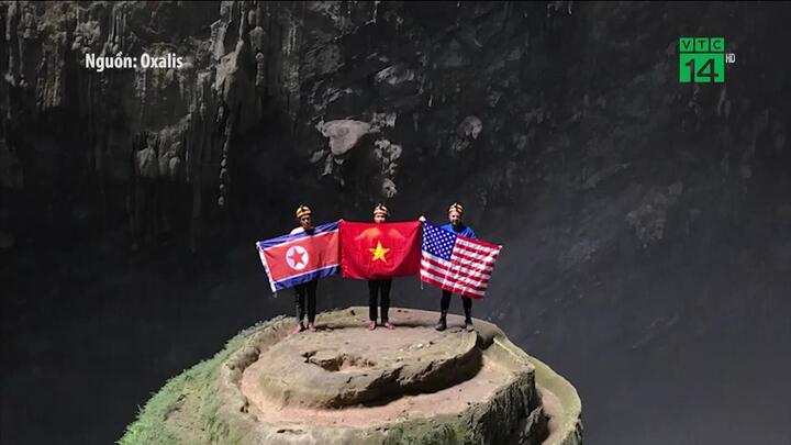 Quốc kỳ Việt Nam - Mỹ - Triều Tiên rực rỡ trong hang động lớn nhất thế giới
