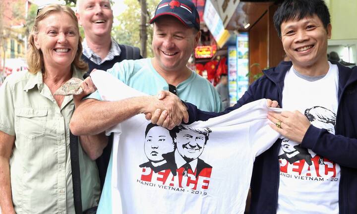 Video: Cửa hàng in áo có hình Trump - Kim đắt khách tại phố cổ Hà Nội