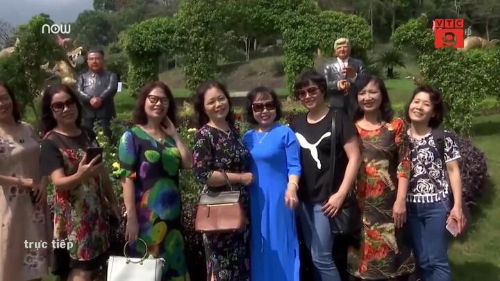 Người dân thích thú 'selfie' cùng tượng lãnh đạo Mỹ - Triều ở Hà Nội