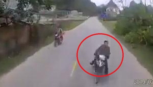 Clip: Xe máy lao sang làn ngược chiều, tông trực diện ô tô